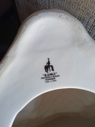 Figura de pavo real de Manises con sello