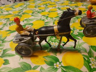 Vecchio giocattolo coppia sulky cavalli