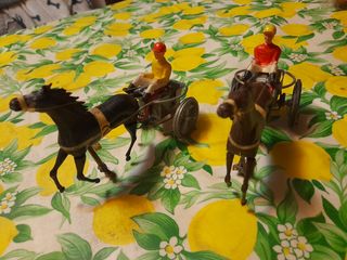 Vecchio giocattolo coppia sulky cavalli