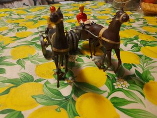 Vecchio giocattolo coppia sulky cavalli