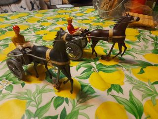 Vecchio giocattolo coppia sulky cavalli