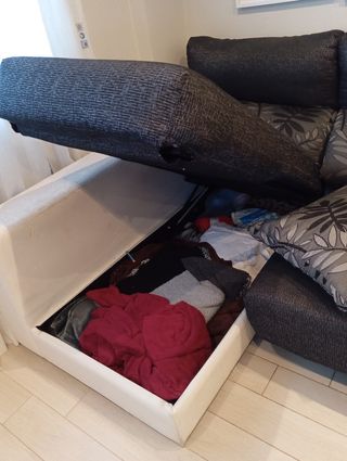 Sofá blanco y negro viscoelástica