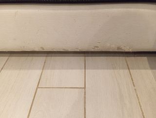 Sofá blanco y negro viscoelástica