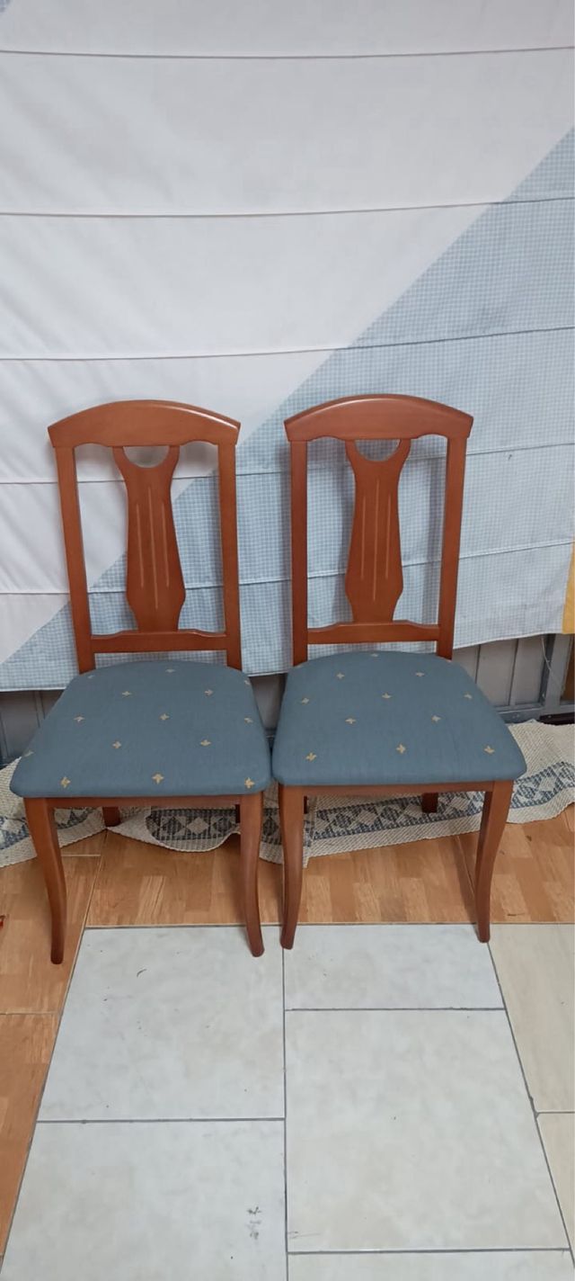 3 sillas nuevas azules y 4 naranjas