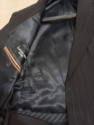 Traje negro con rayas marca Latino