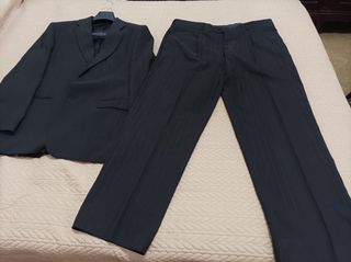Traje negro con rayas marca Latino