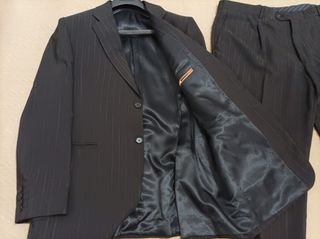 Traje negro con rayas marca Latino