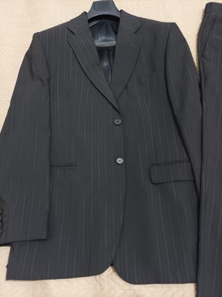 Traje negro con rayas marca Latino