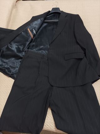 Traje negro con rayas marca Latino