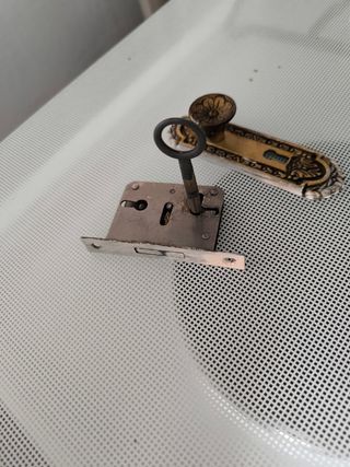 Tiradores + cerraduras puertas armarios