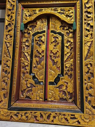 Ventana de India o Bali antigua de madera tallada