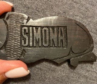 Portachiavi in legno intagliato a mano