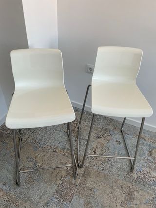 Taburete alto con respaldo color blanco