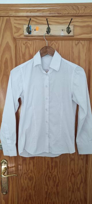 Chaleco de camarera con camisetas