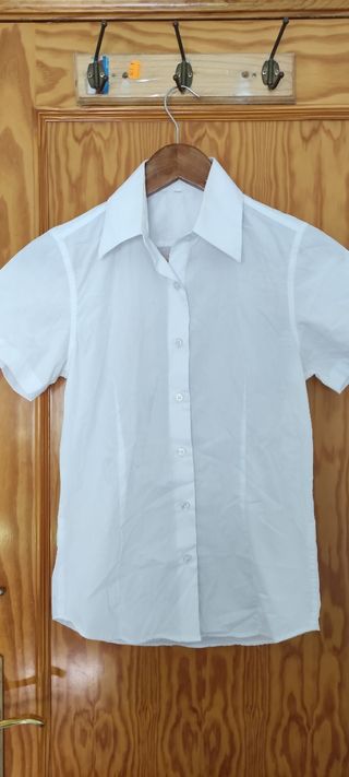 Chaleco de camarera con camisetas