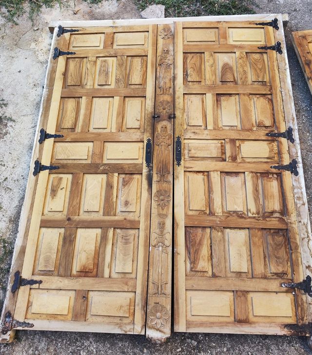 Puertas de madera de nogal  hechas a mano