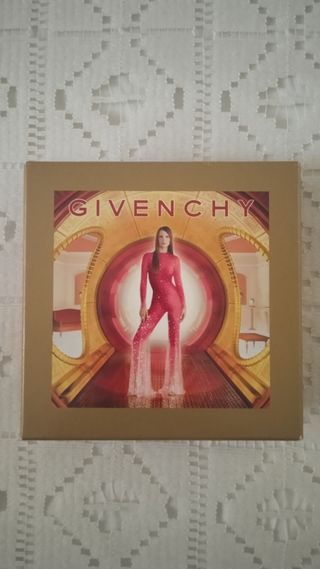 Caja Givenchy de colección.