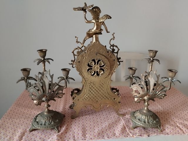 Reloj y candelabros 