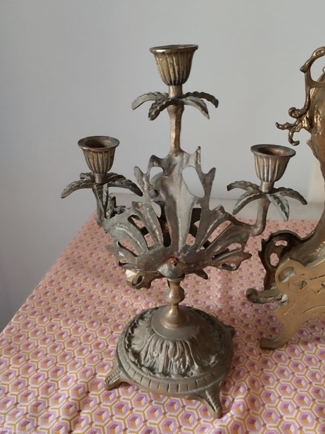 Reloj y candelabros 
