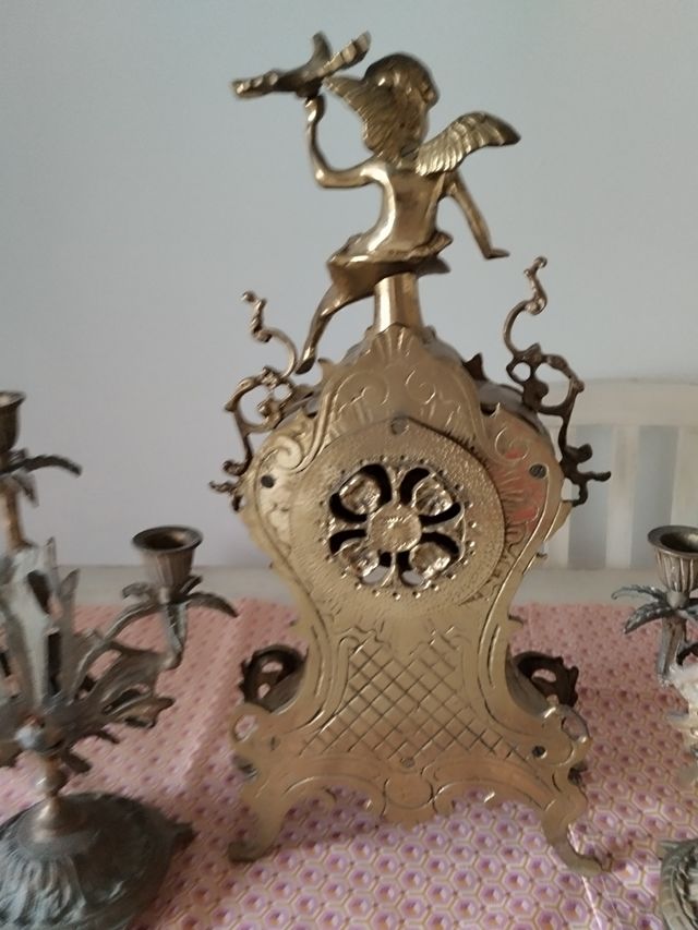 Reloj y candelabros 