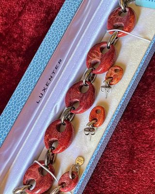 Pulsera y pendientes de coral y plata rodiada