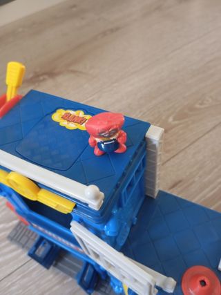 Superzings comisaria de policía