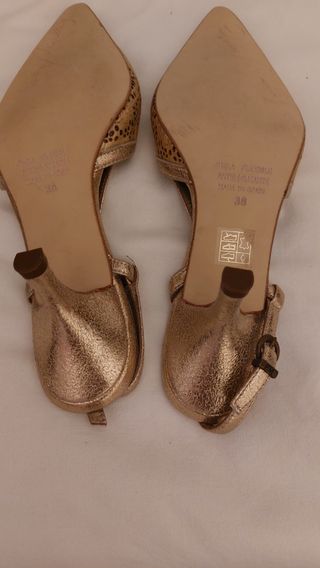 Zapato descalzo tacón medio-alto.