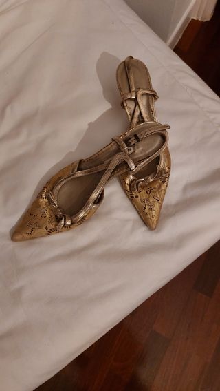 Zapato descalzo tacón medio-alto.