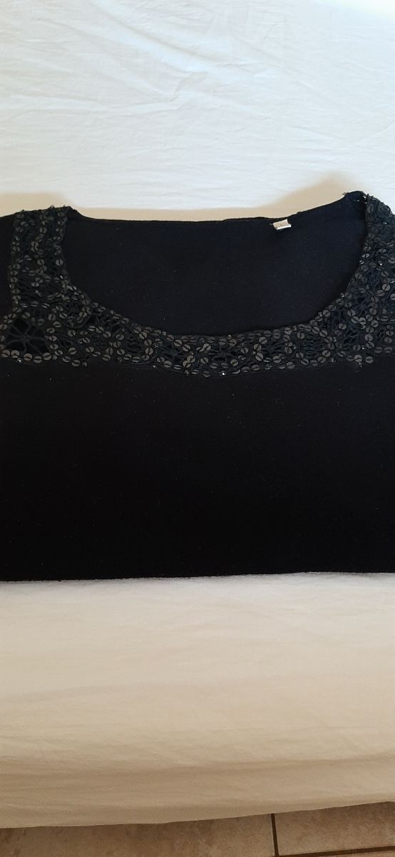 Maglia con pizzo e paiette. colore nero
