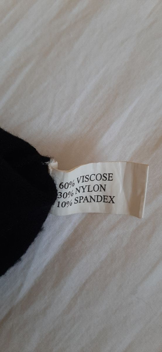 Maglia con pizzo e paiette. colore nero