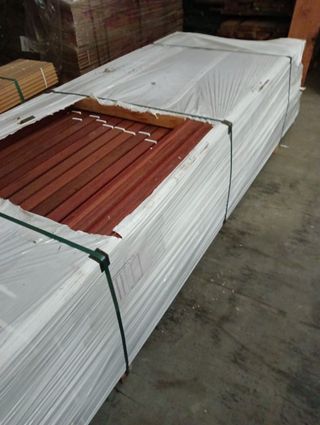 Deck de cumaru rojo 90 x 21 mm grapa vista