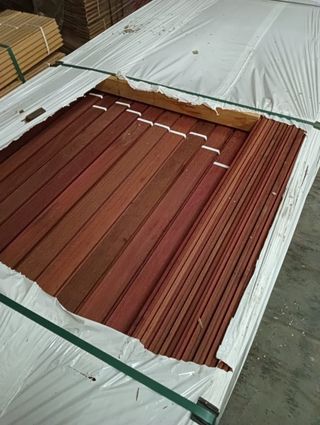 Deck de cumaru rojo 90 x 21 mm grapa vista