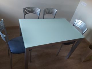 Mesa de comedor con sillas