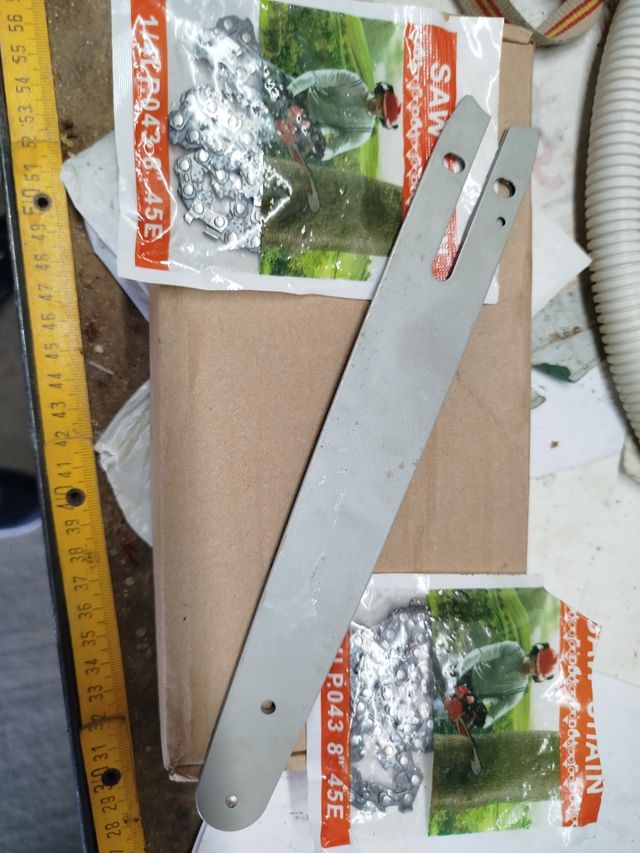 Espadín y dos cadenas motosierra de mano