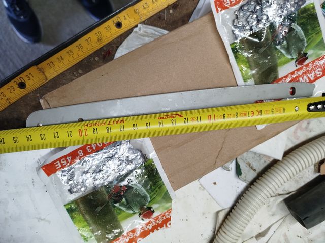 Espadín y dos cadenas motosierra de mano