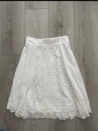 Falda blanca bordada 