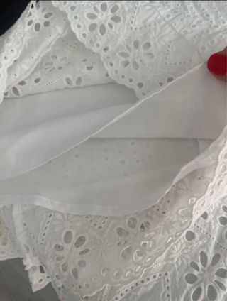 Falda blanca bordada 