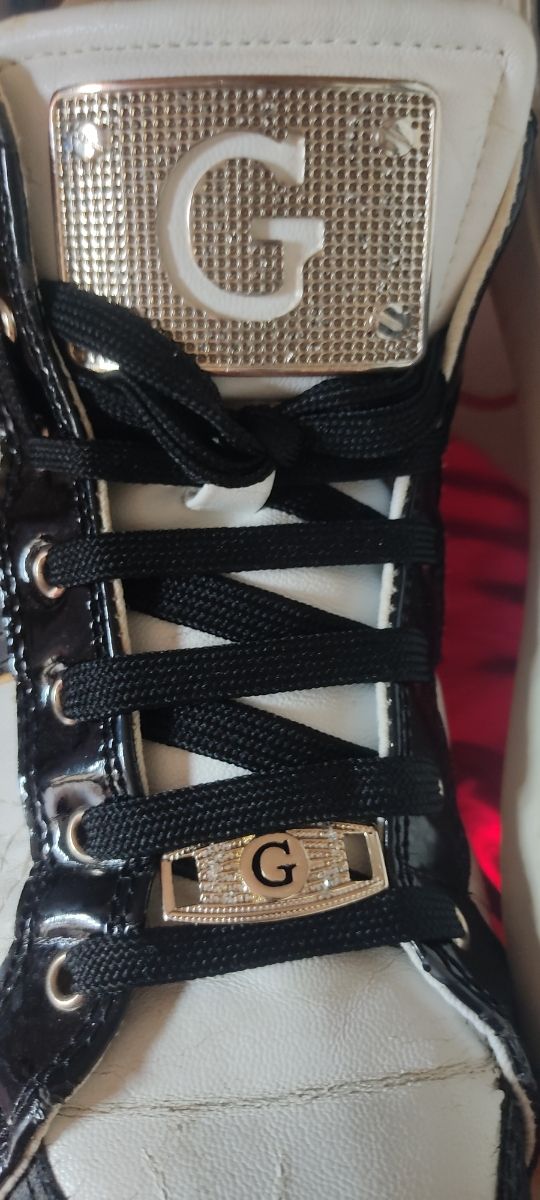 Scarpe nere e bianche