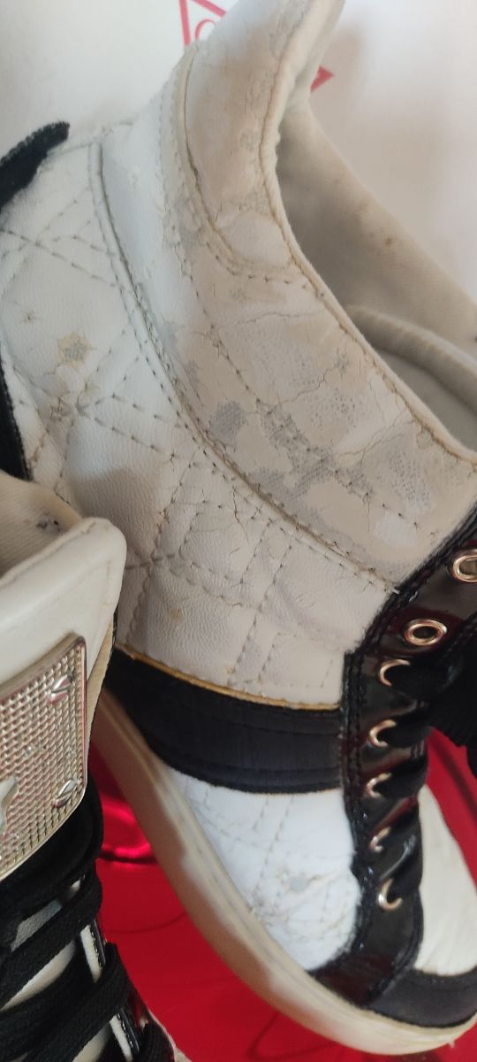 Scarpe nere e bianche