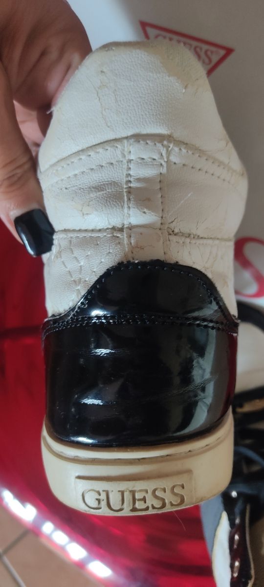 Scarpe nere e bianche