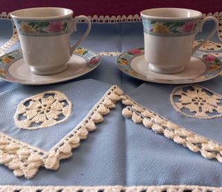 PEQUEÑO MANTEL / TAZAS