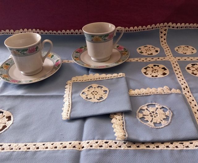 PEQUEÑO MANTEL / TAZAS