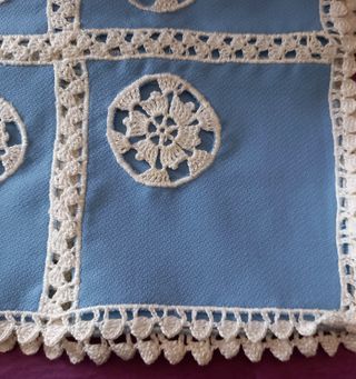 PEQUEÑO MANTEL / TAZAS