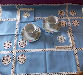 PEQUEÑO MANTEL / TAZAS