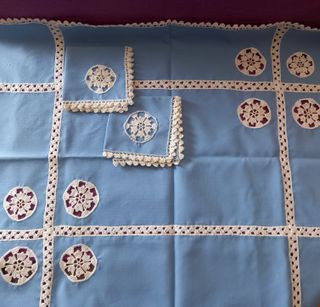 PEQUEÑO MANTEL / TAZAS