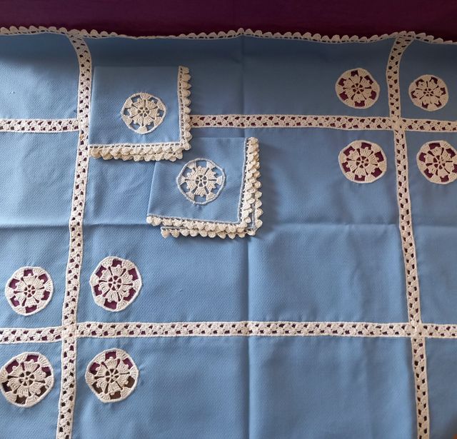 PEQUEÑO MANTEL / TAZAS