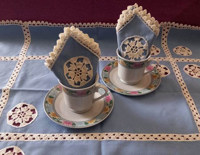 PEQUEÑO MANTEL / TAZAS