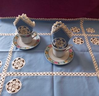PEQUEÑO MANTEL / TAZAS