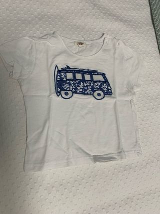 Lote 3 bañadores y 2 camisetas. Talla 2-3 años.
