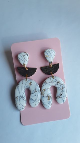 Pendientes largos de arcilla polimérica